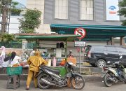 Satpol PP Pekanbaru Tutup Mata Dengan PKL Di Leter. S. Dan di Trotoar Mall SKA